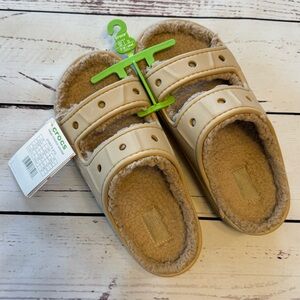 NEW Crocs Baya Cozzzy Chai Tan Fuzzy Lined Sandal Men’s Size 5 Women’s Size 7